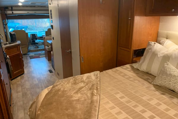 Fun Time Travel Winnebago Vista 29VE $300/nt. High Season $275/nt. Low Season
