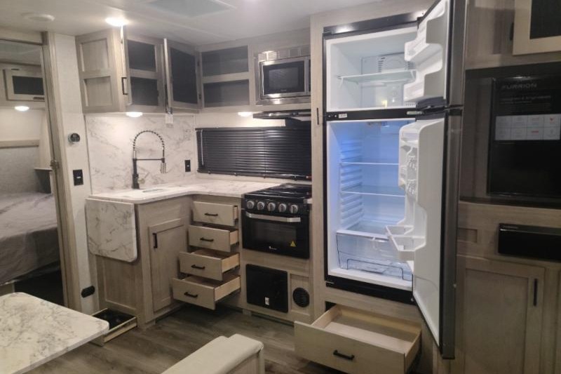 [02] Stress Free RVs - 2022 - XL - KING Size Bunkhouse