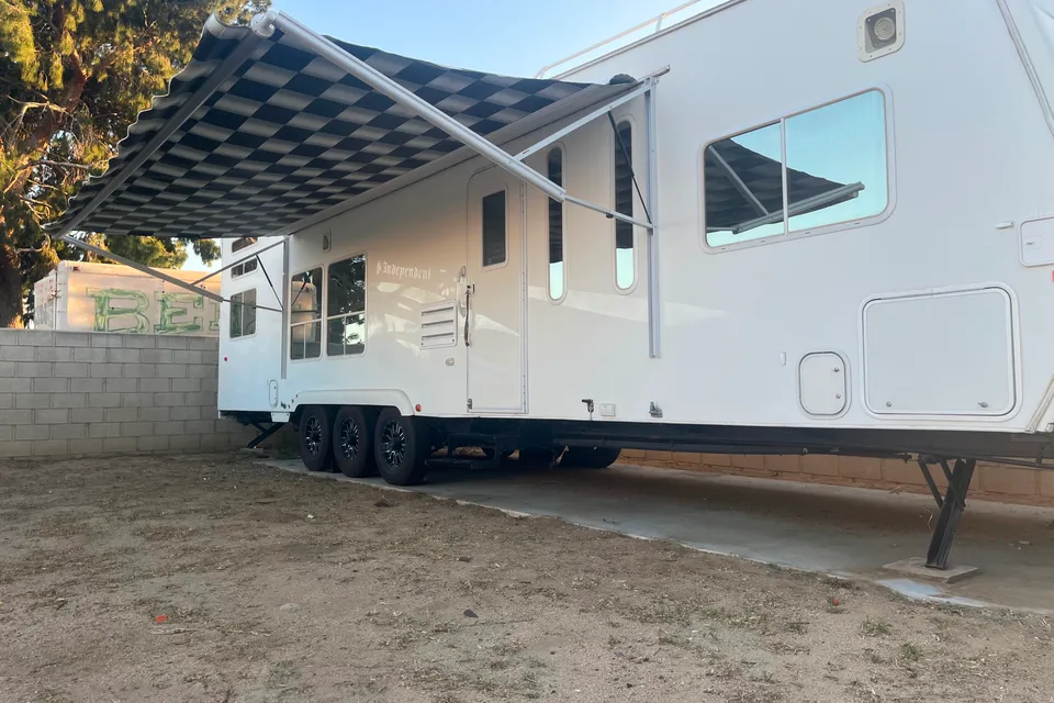 Dominic 's Weekend Warrior 32 FSW  Toy Hauler