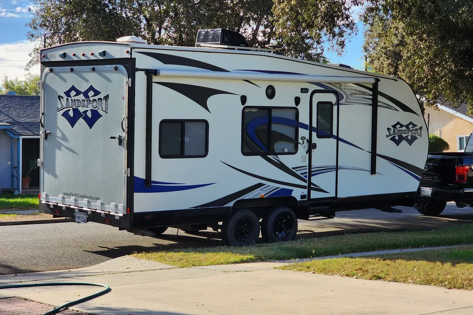Mark's Pacific Coachworks 20EX Toy Hauler