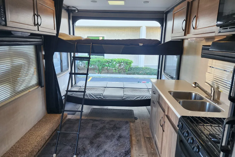 Mark's Pacific Coachworks 20EX Toy Hauler