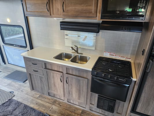 Mark's Pacific Coachworks 20EX Toy Hauler