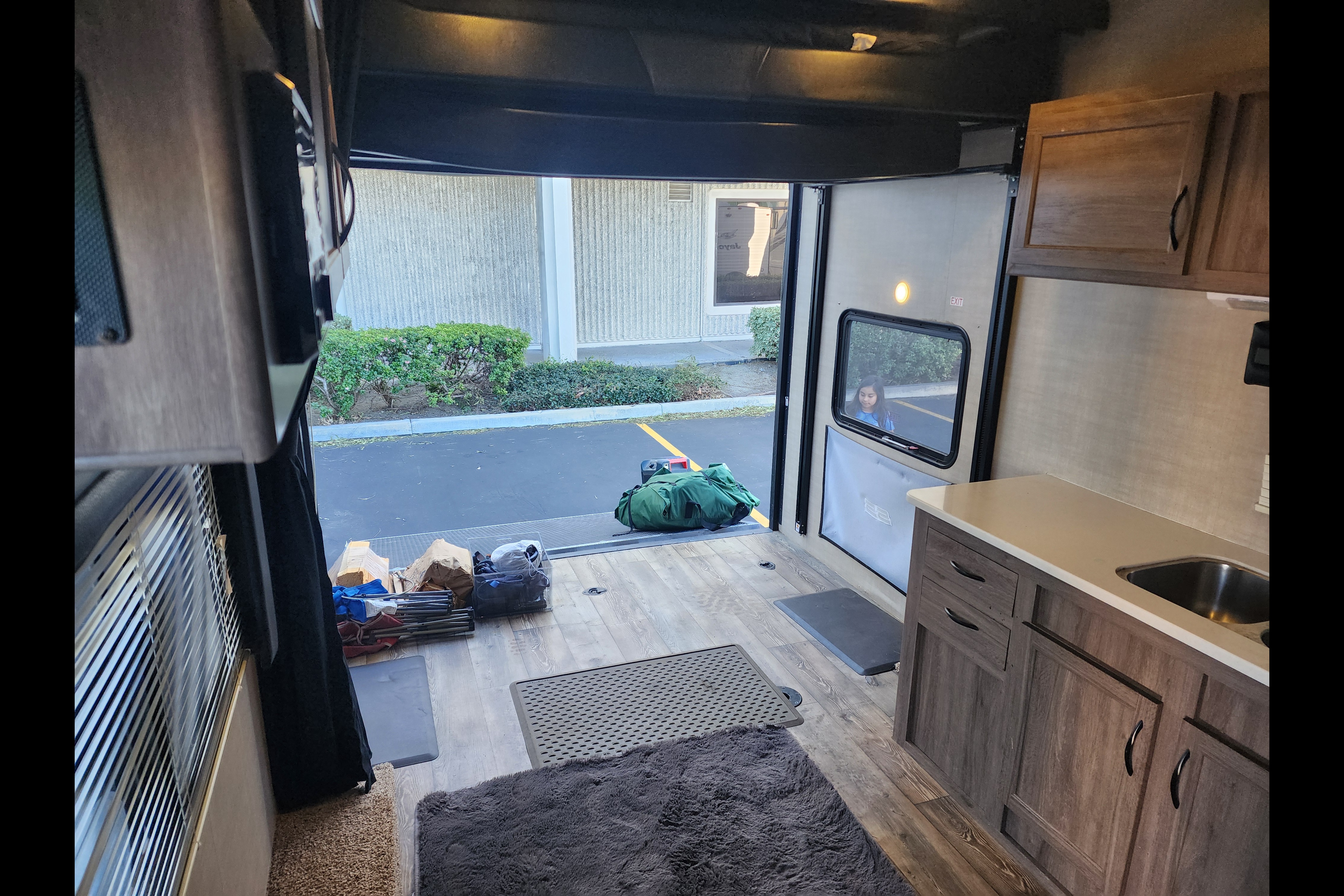 Mark's Pacific Coachworks 20EX Toy Hauler