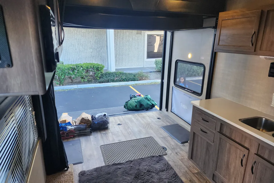 Mark's Pacific Coachworks 20EX Toy Hauler