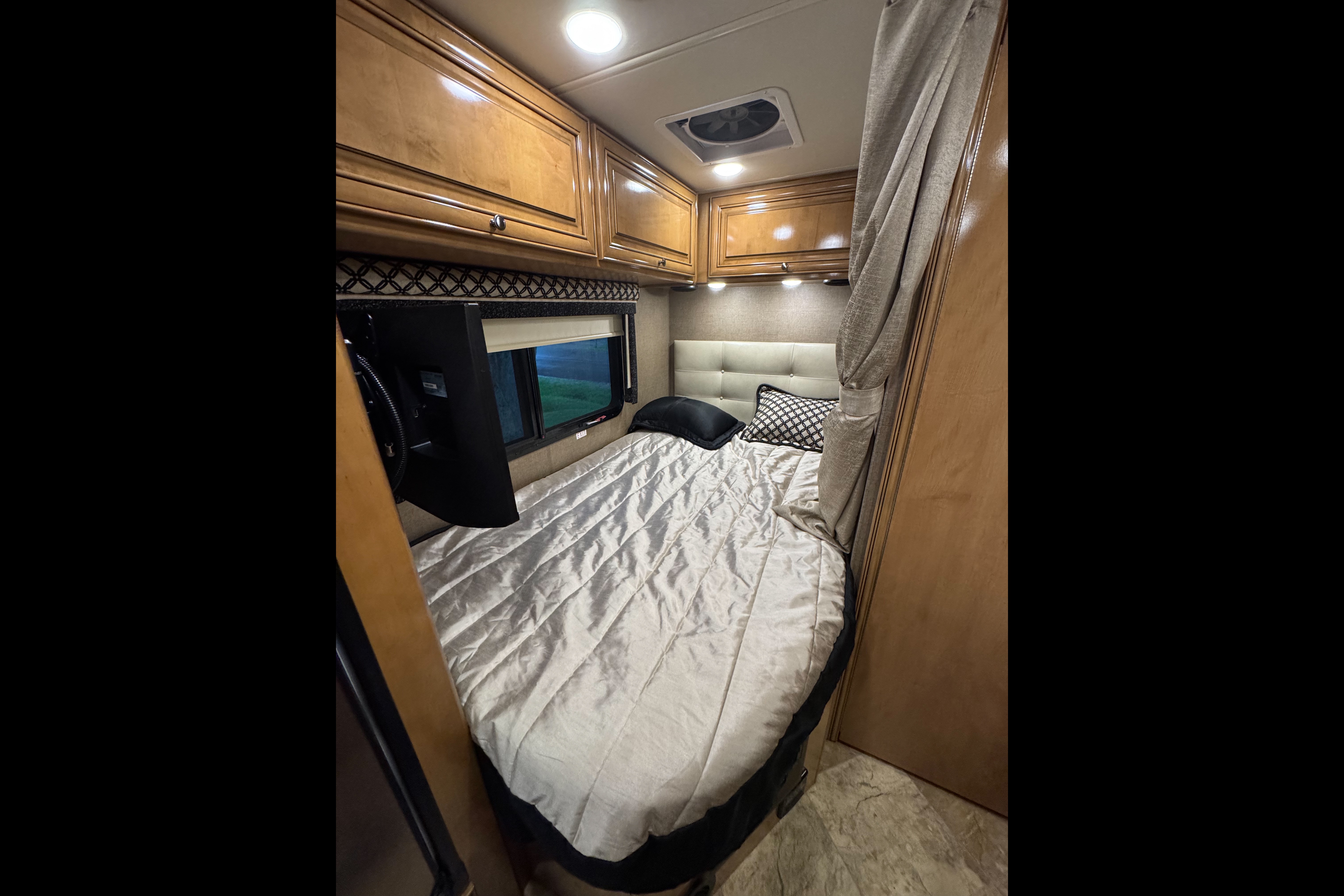 Arthur 's Thor Motor Coach Siesta Class C