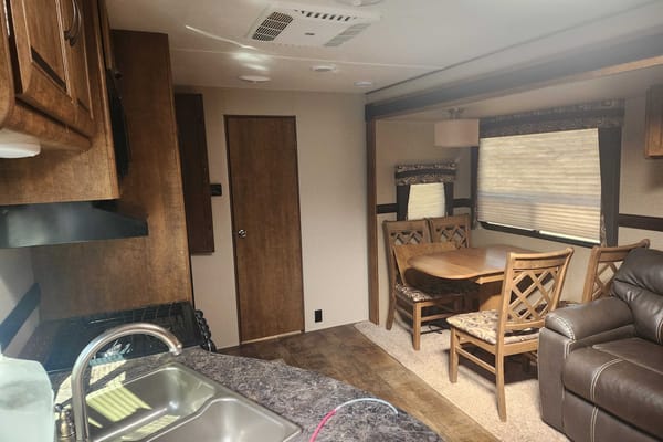 Jeremy's Zinger 25RB Travel Trailer