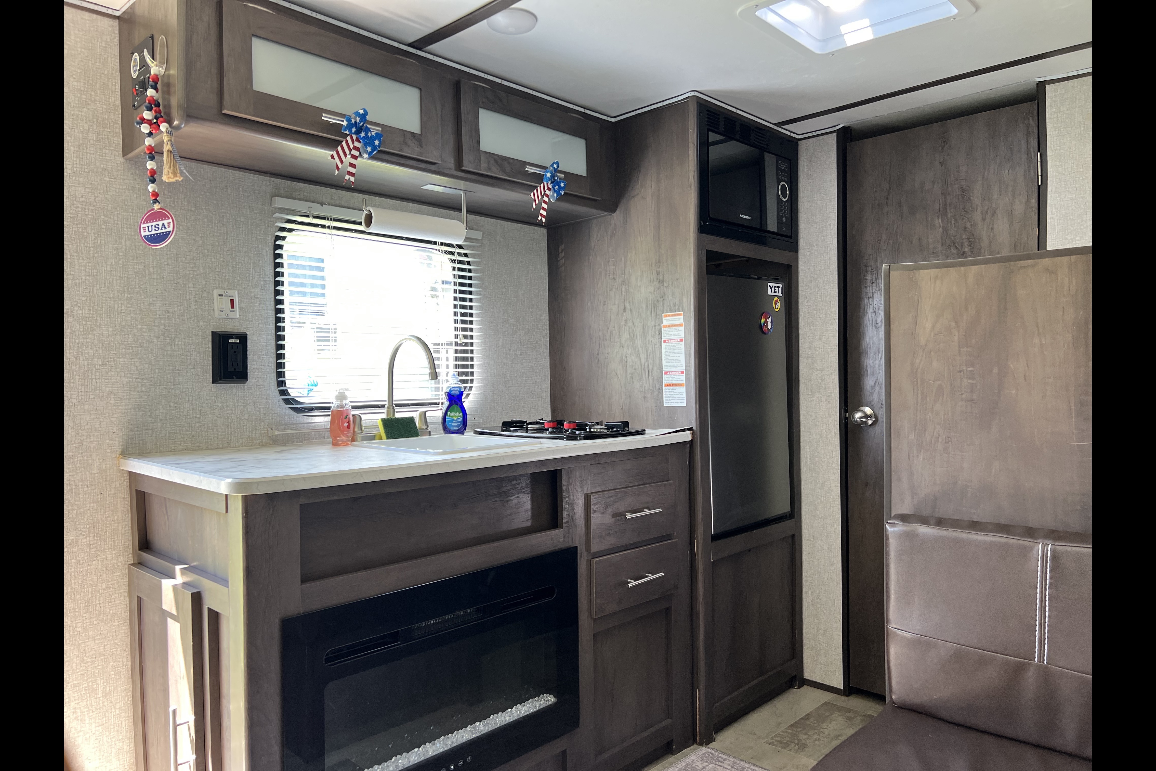 PJ's Coleman 17b Travel Trailer