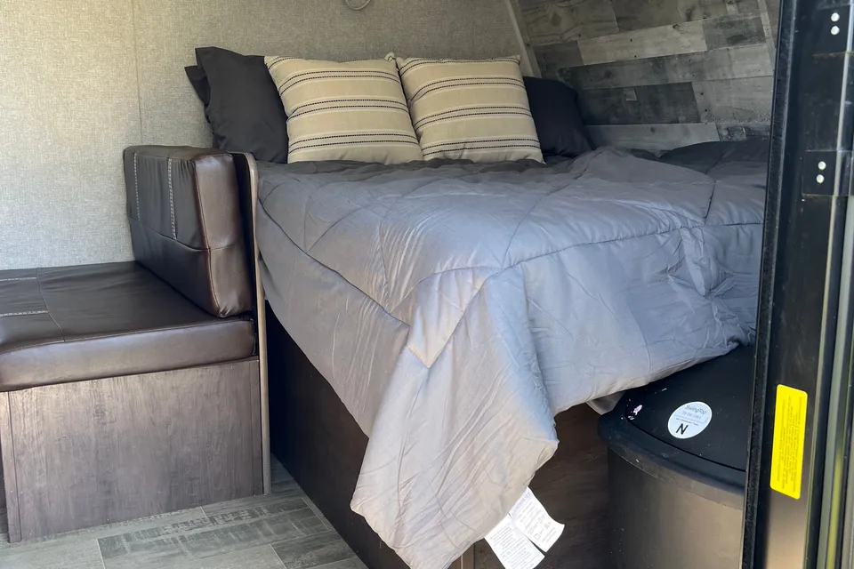 PJ's Coleman 17b Travel Trailer
