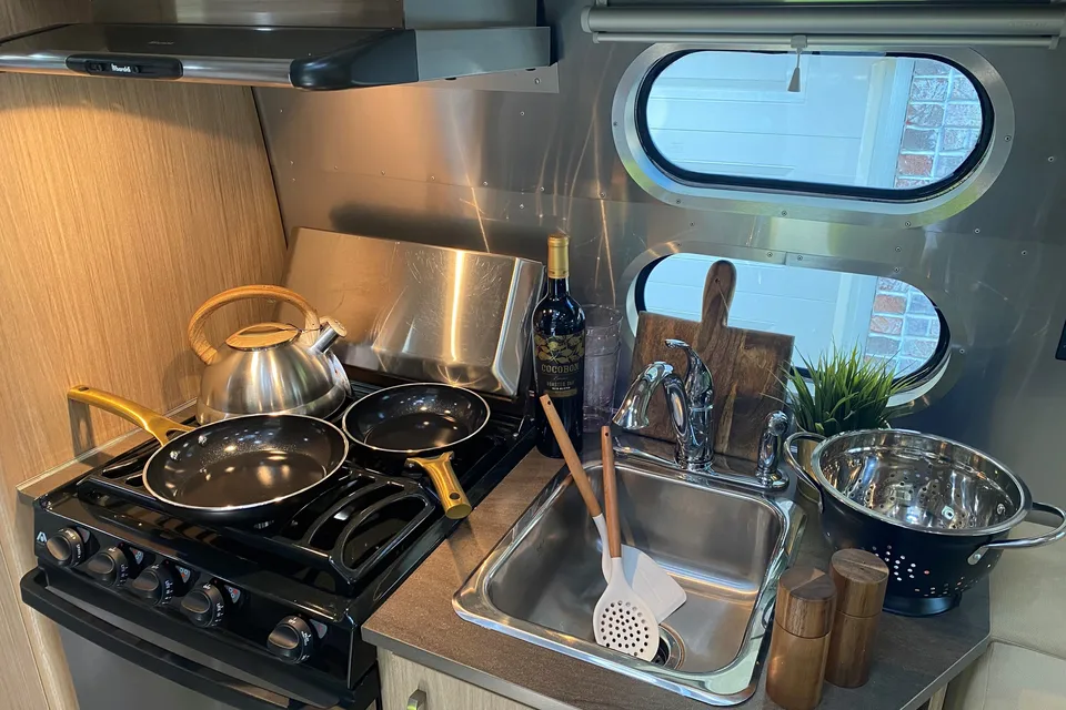 Magnolia 1 Airstream 19ft Flying Cloud **FULLY LOADED**