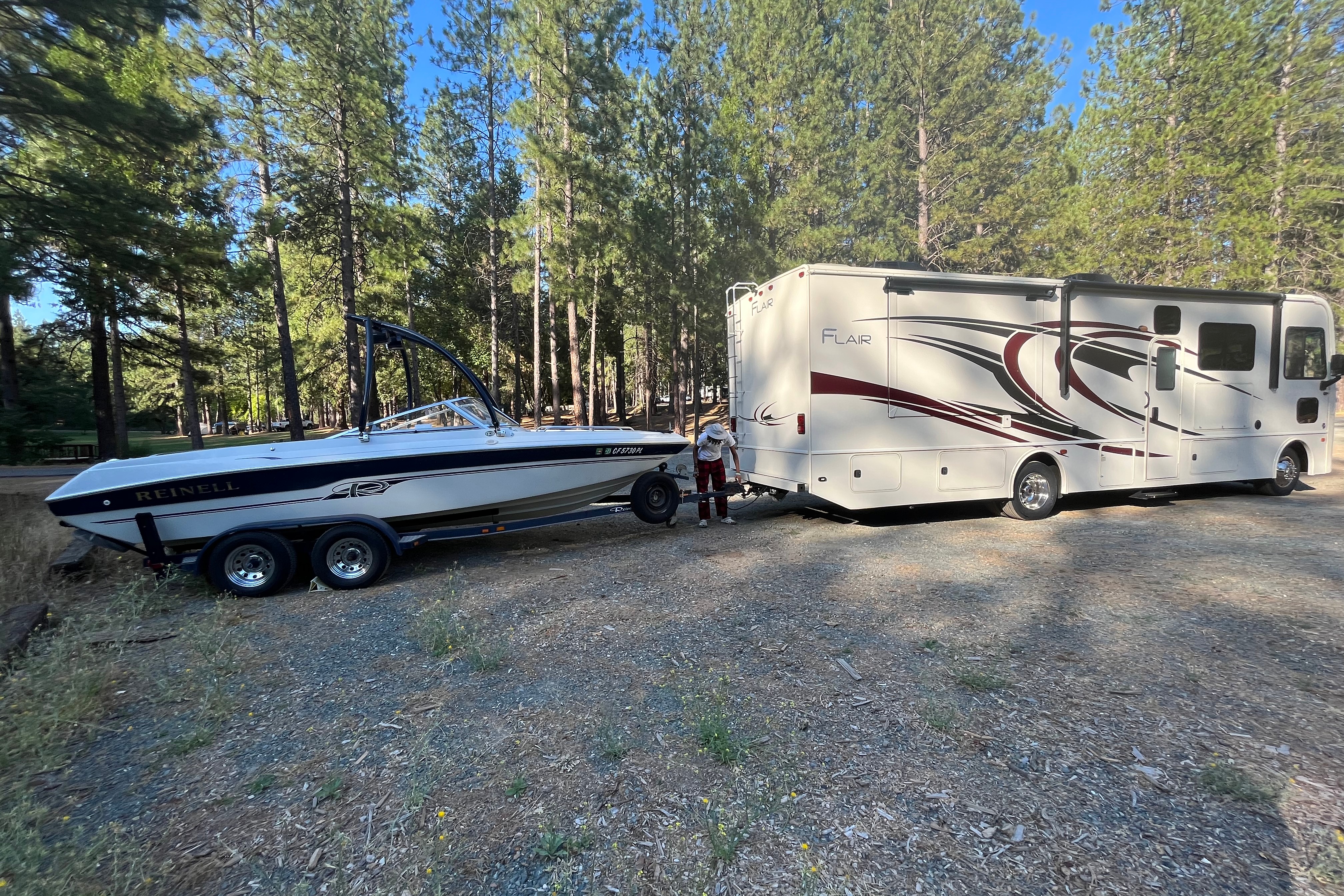 Family unit with 2 full-sized bathrooms.