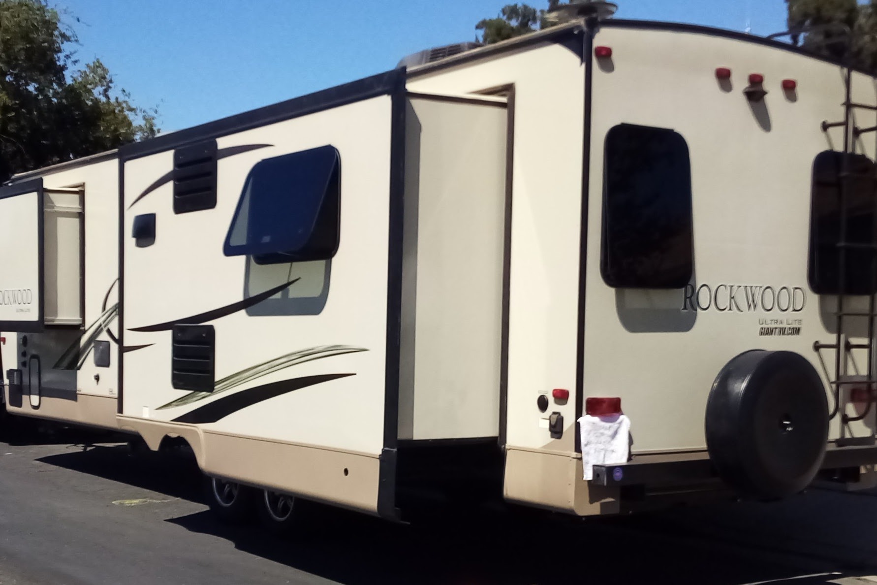 ""ROCKWOOD SOLID"" With A Very Spacious Living Area...