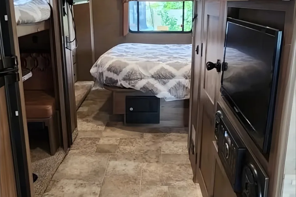 32' Bunkhouse w/ WiFi - Your Home Away From Home