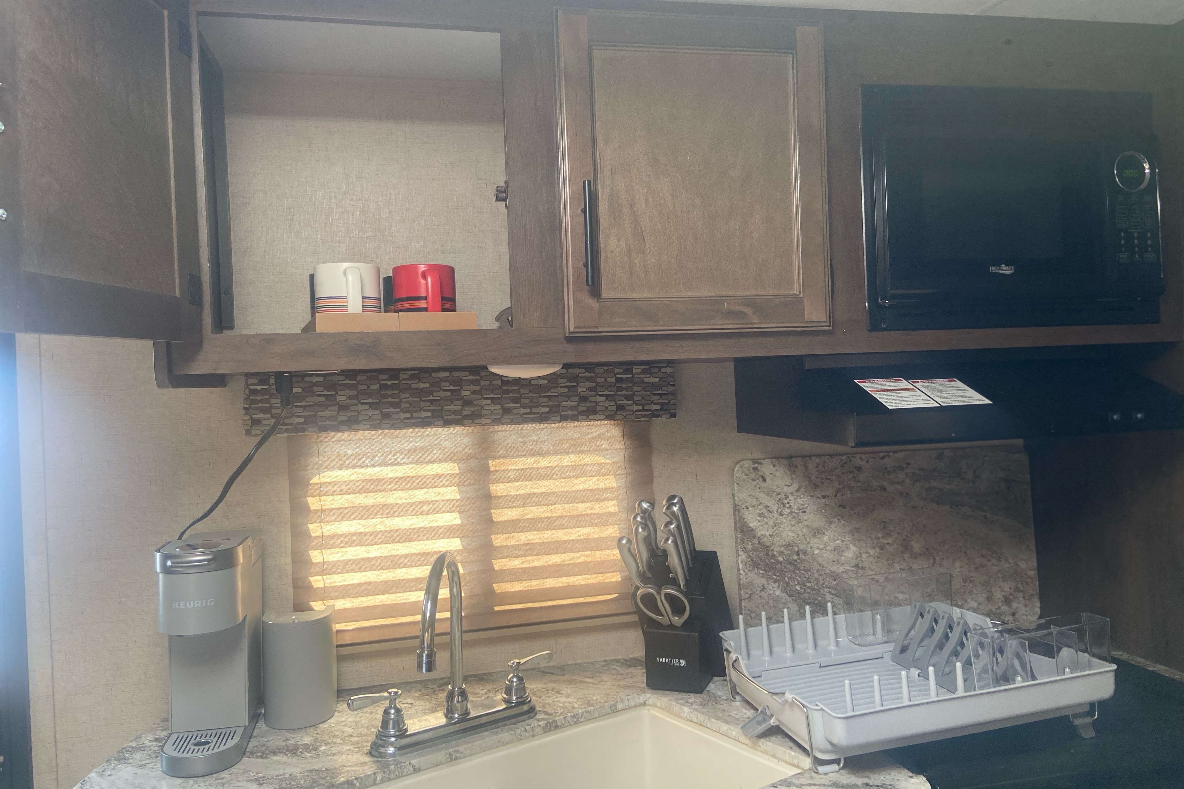 Very Cozy & Beautiful Trailer Sleeps Up To 10 People!