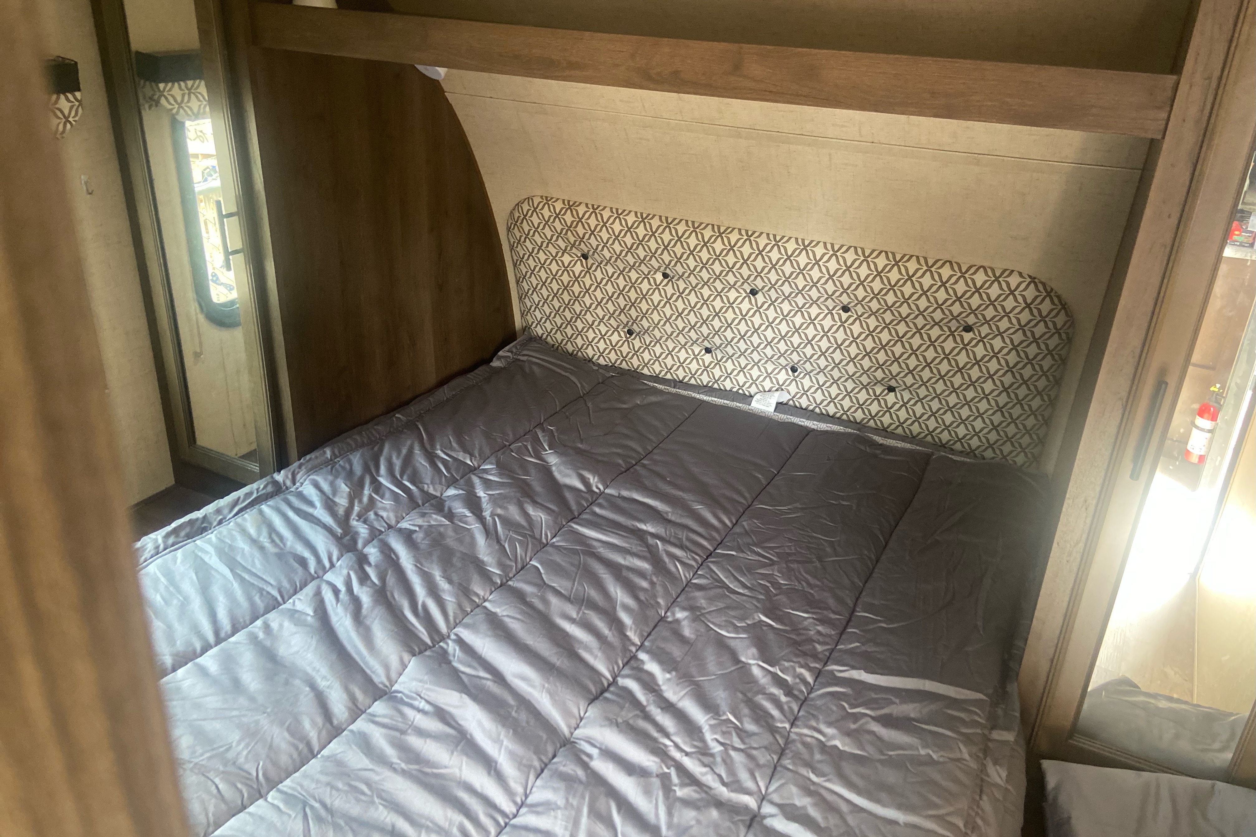 Very Cozy & Beautiful Trailer Sleeps Up To 10 People!