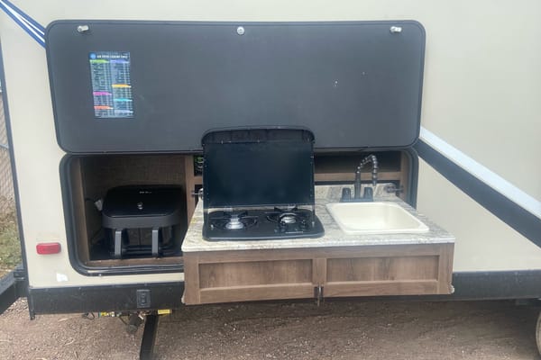 Very Cozy & Beautiful Trailer Sleeps Up To 10 People!