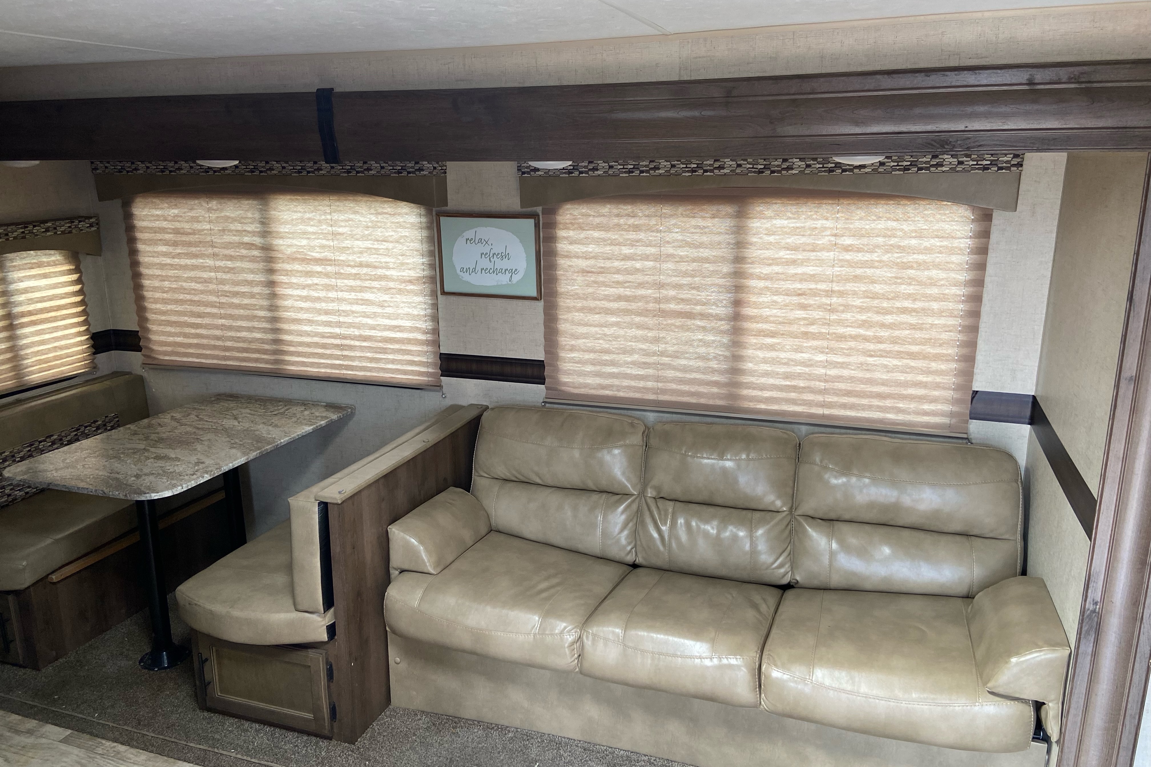 Very Cozy & Beautiful Trailer Sleeps Up To 10 People!
