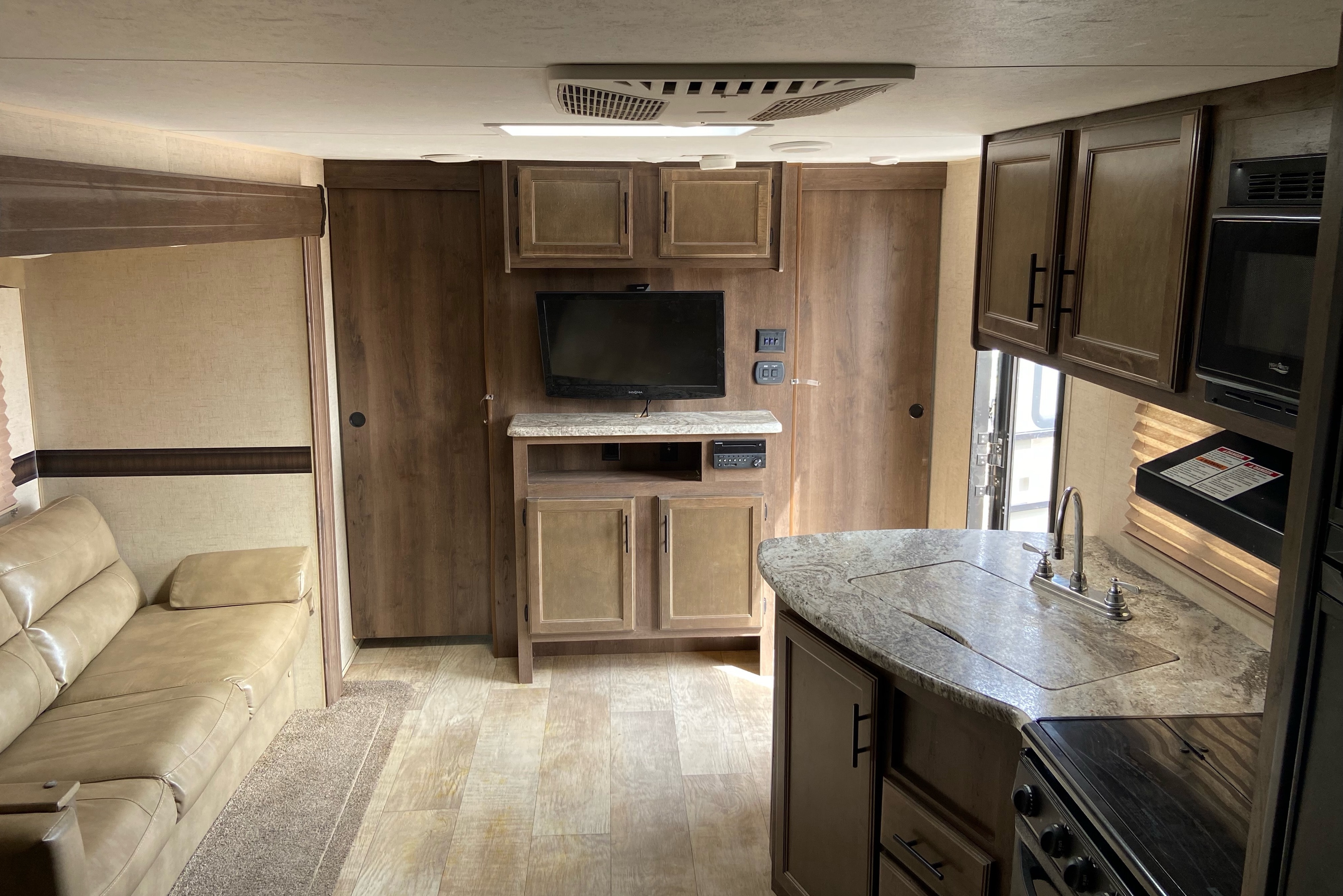 Very Cozy & Beautiful Trailer Sleeps Up To 10 People!