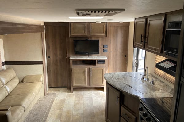 Very Cozy & Beautiful Trailer Sleeps Up To 10 People!
