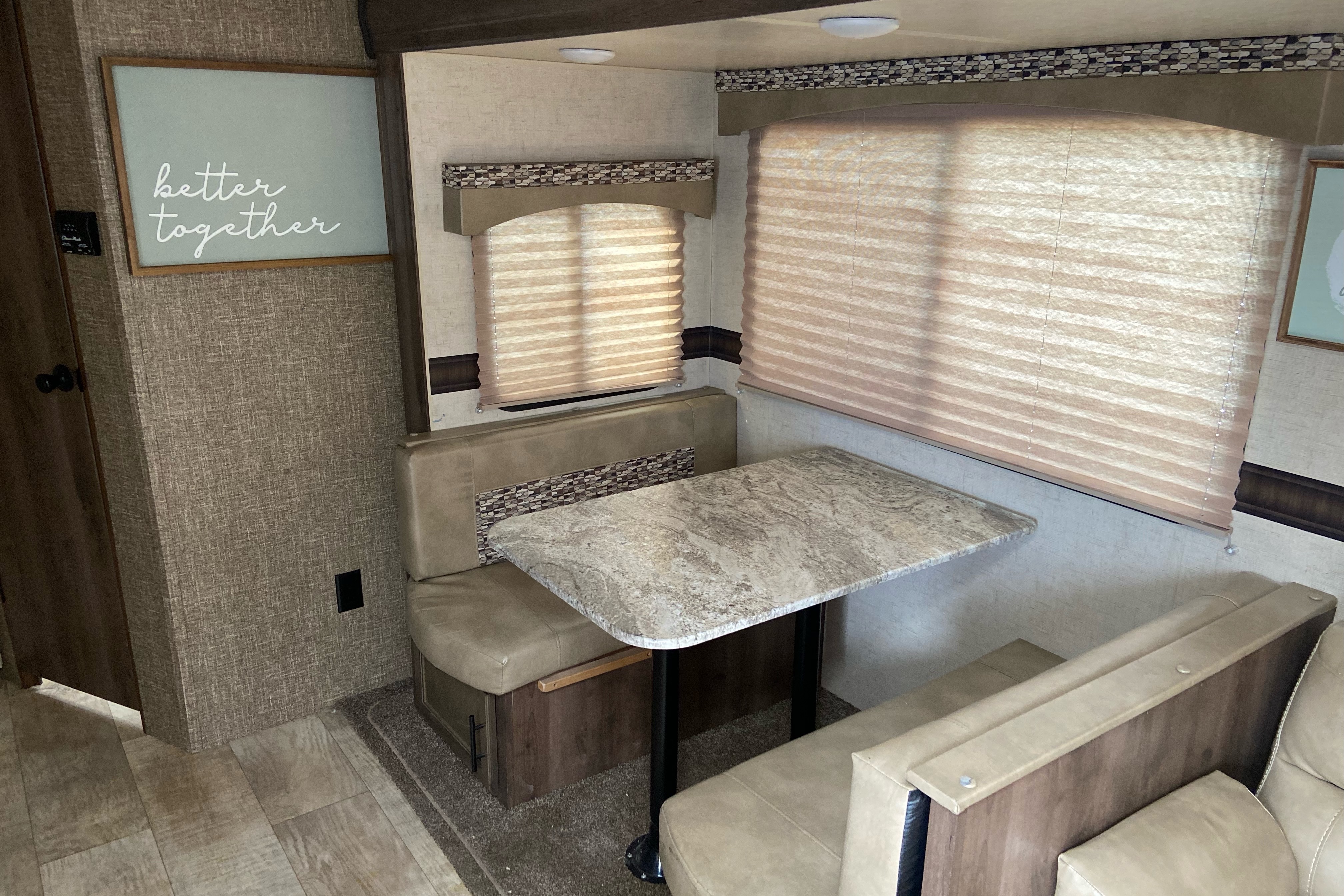 Very Cozy & Beautiful Trailer Sleeps Up To 10 People!