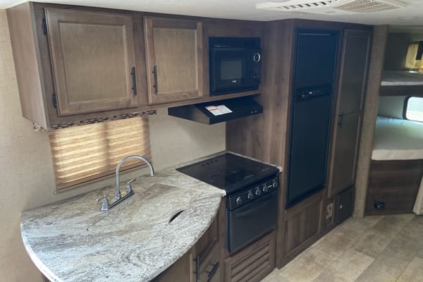 Very Cozy & Beautiful Trailer Sleeps Up To 10 People!