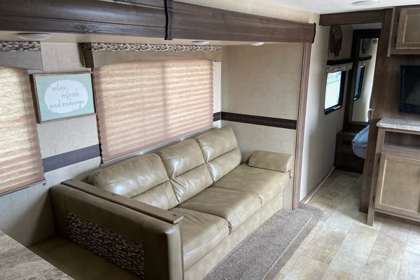 Very Cozy & Beautiful Trailer Sleeps Up To 10 People!