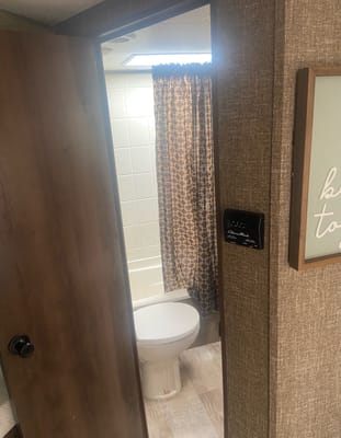 Very Cozy & Beautiful Trailer Sleeps Up To 10 People!