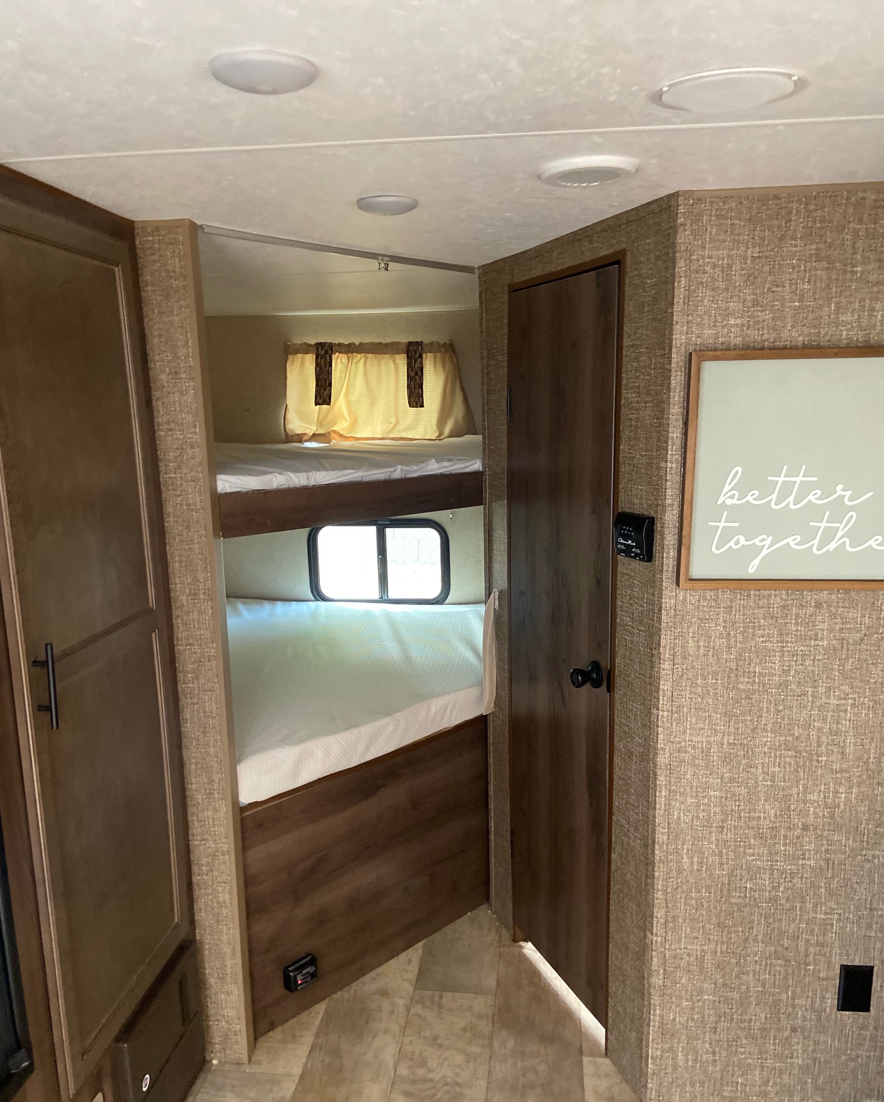 Very Cozy & Beautiful Trailer Sleeps Up To 10 People!