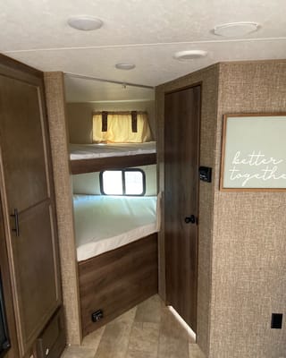 Very Cozy & Beautiful Trailer Sleeps Up To 10 People!