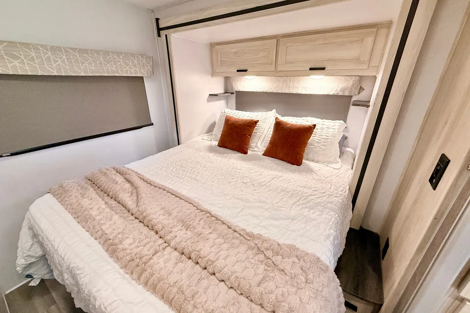 2023 Forest River SUNSEEKER 2250(Bedroom slide)