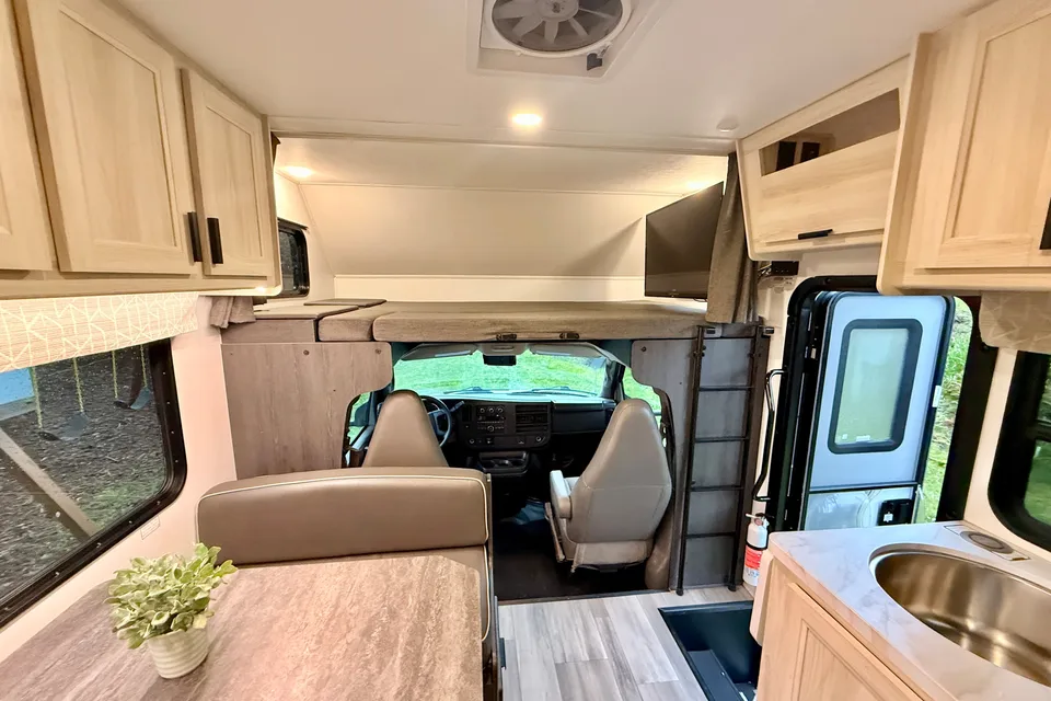 2023 Forest River SUNSEEKER 2250(Bedroom slide)