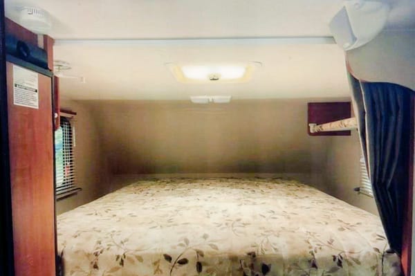 MTL Lance 825 Truck Camper