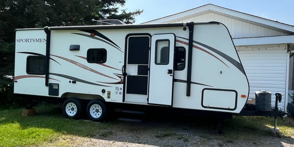 🇨🇦 Dan & Monique’s 24’ KZ Sportsmen Travel Trailer. Family Friendly! Easy booking!