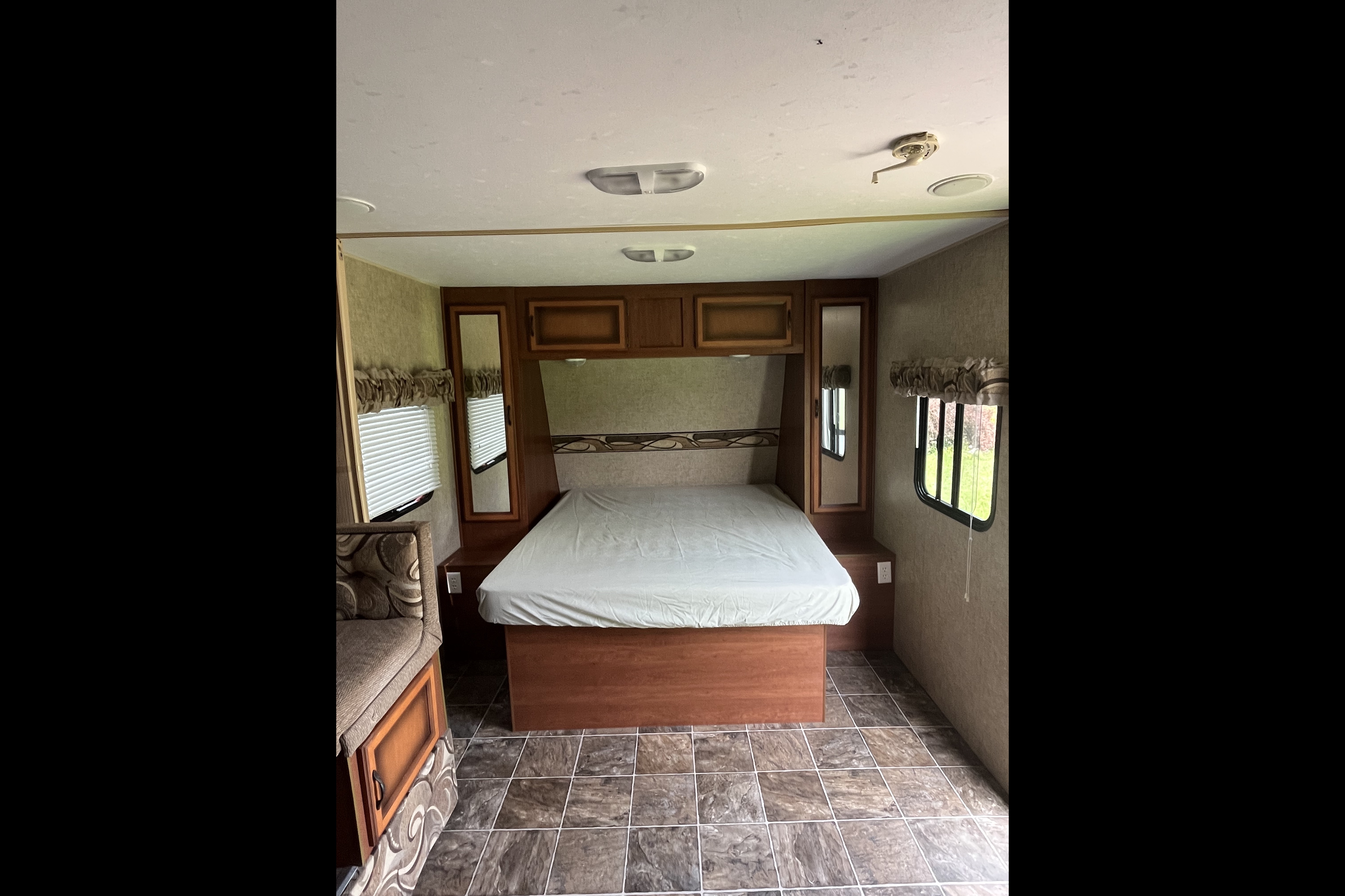 🇨🇦 Dan & Monique’s 24’ KZ Sportsmen Travel Trailer. Family Friendly!  Easy booking!