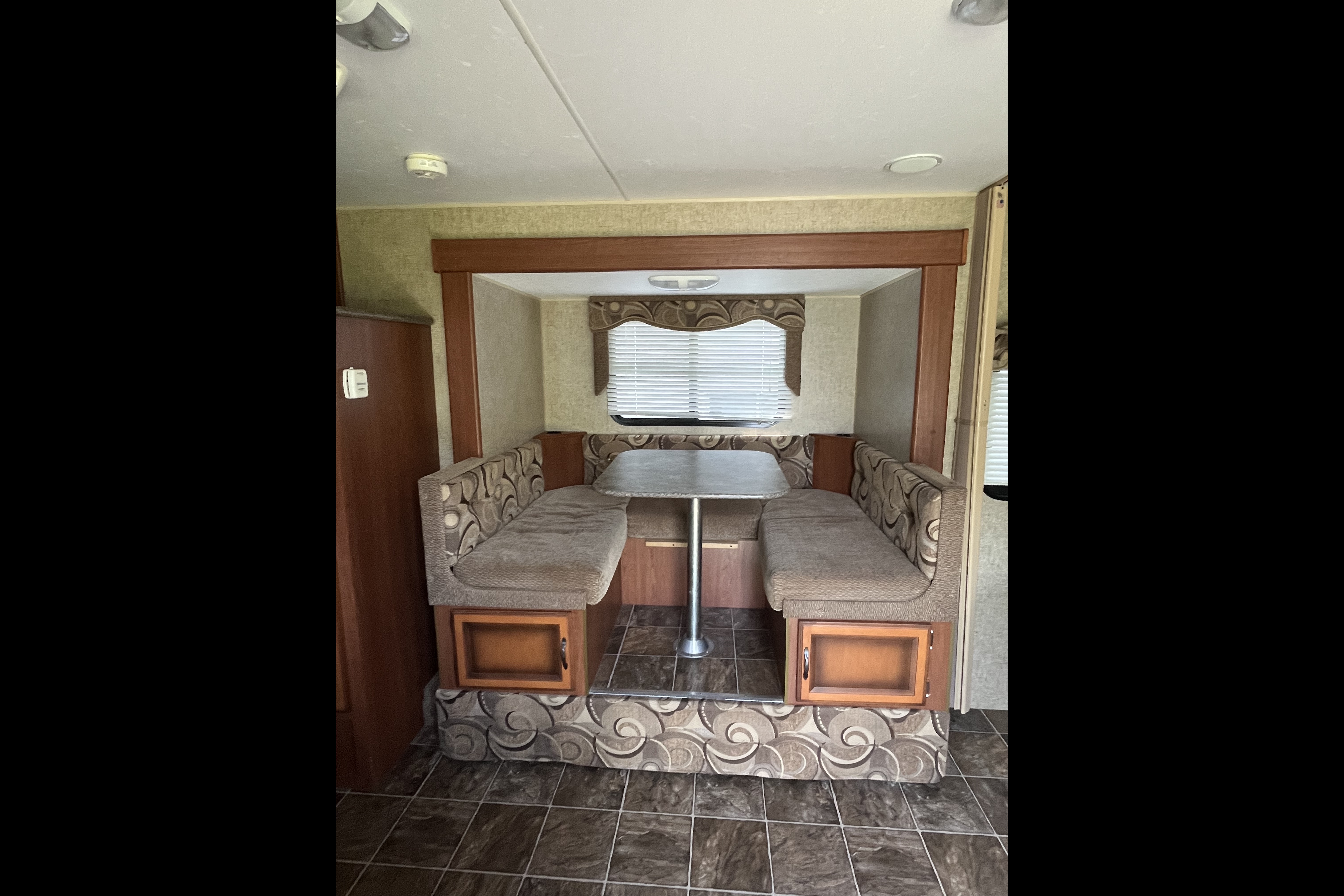 🇨🇦 Dan & Monique’s 24’ KZ Sportsmen Travel Trailer. Family Friendly!  Easy booking!