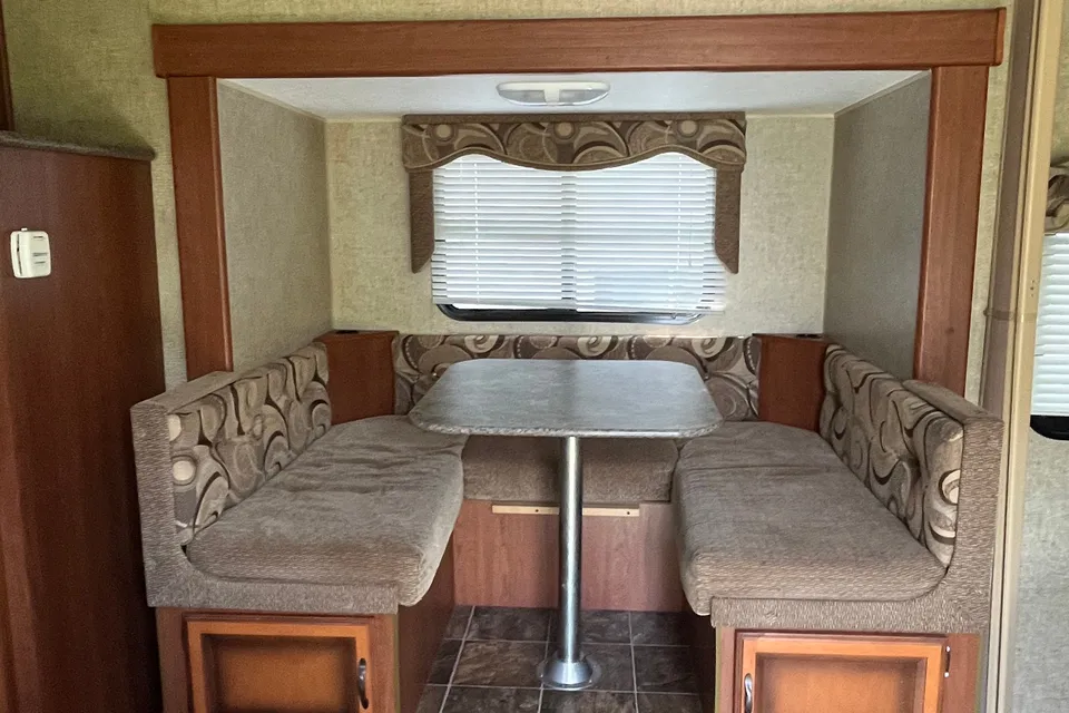 🇨🇦 Dan & Monique’s 24’ KZ Sportsmen Travel Trailer. Family Friendly!  Easy booking!