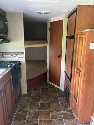 🇨🇦 Dan & Monique’s 24’ KZ Sportsmen Travel Trailer. Family Friendly! Easy booking!