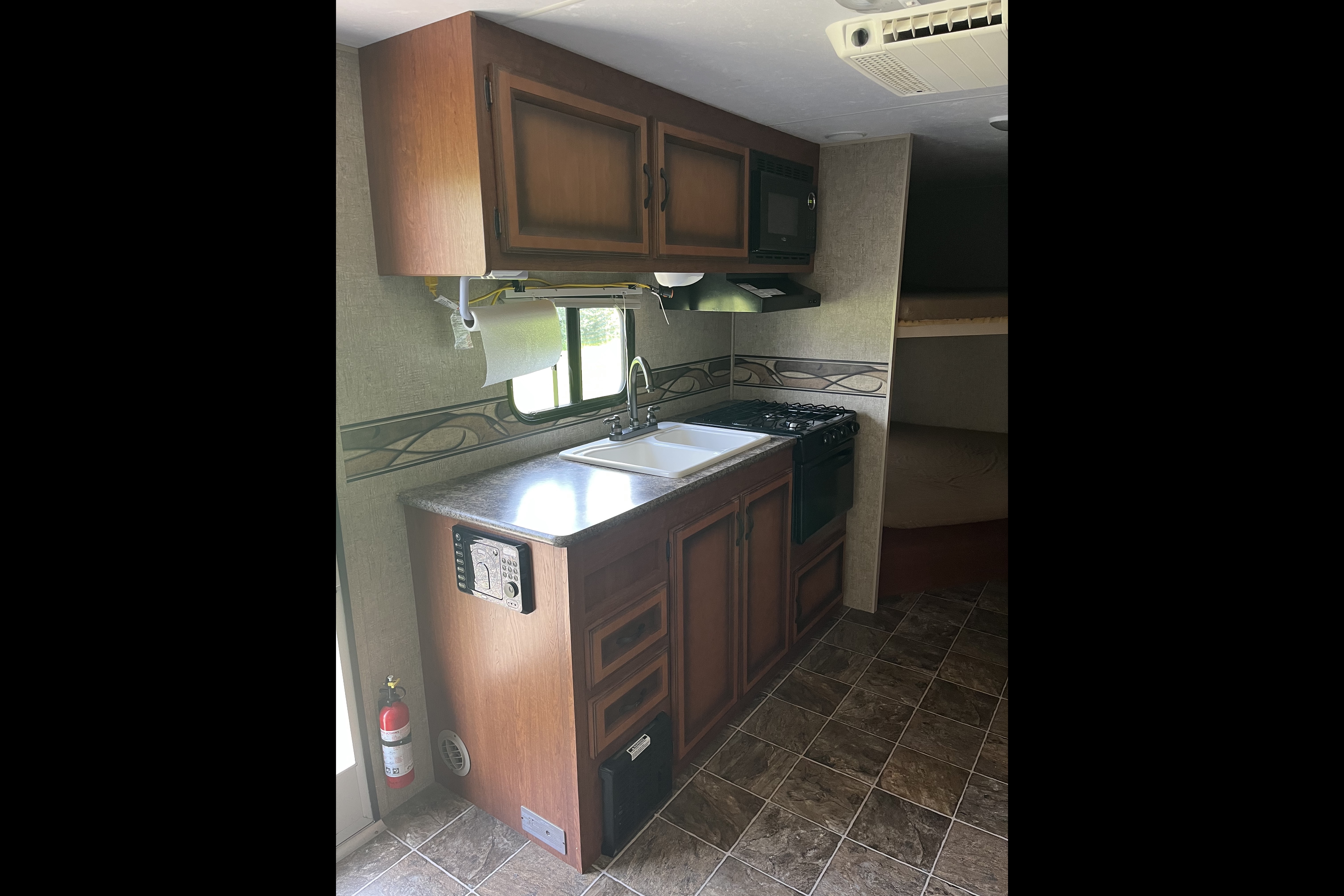 🇨🇦 Dan & Monique’s 24’ KZ Sportsmen Travel Trailer. Family Friendly!  Easy booking!