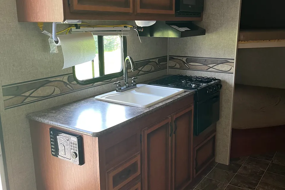 🇨🇦 Dan & Monique’s 24’ KZ Sportsmen Travel Trailer. Family Friendly!  Easy booking!