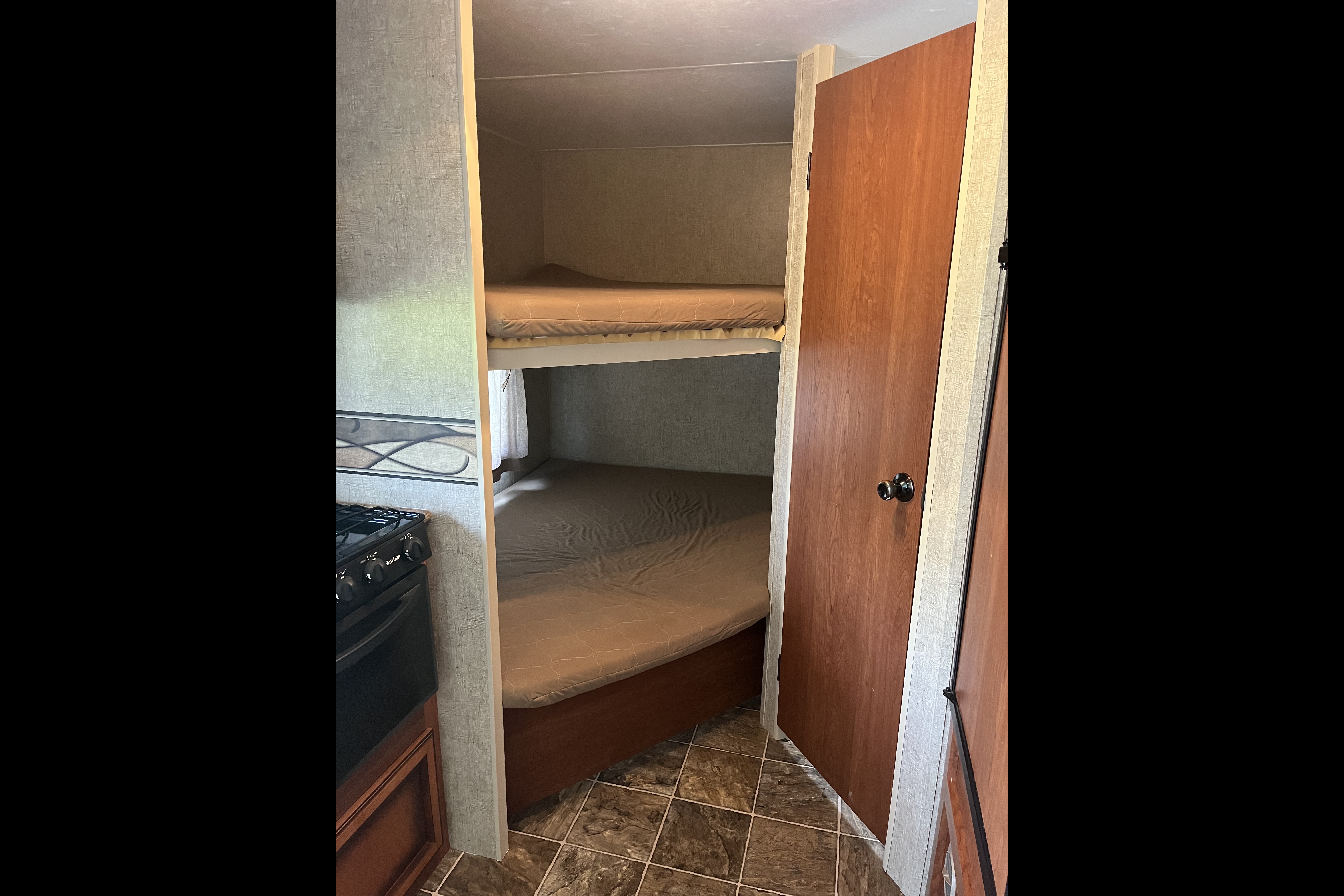 🇨🇦 Dan & Monique’s 24’ KZ Sportsmen Travel Trailer. Family Friendly!  Easy booking!