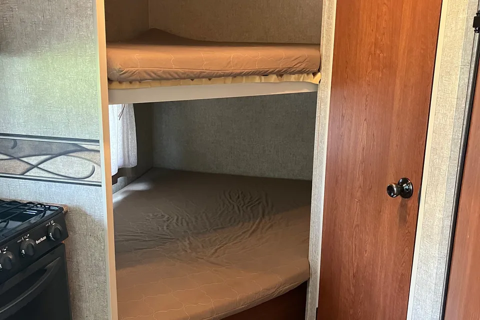 🇨🇦 Dan & Monique’s 24’ KZ Sportsmen Travel Trailer. Family Friendly!  Easy booking!