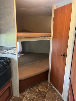 🇨🇦 Dan & Monique’s 24’ KZ Sportsmen Travel Trailer. Family Friendly! Easy booking!