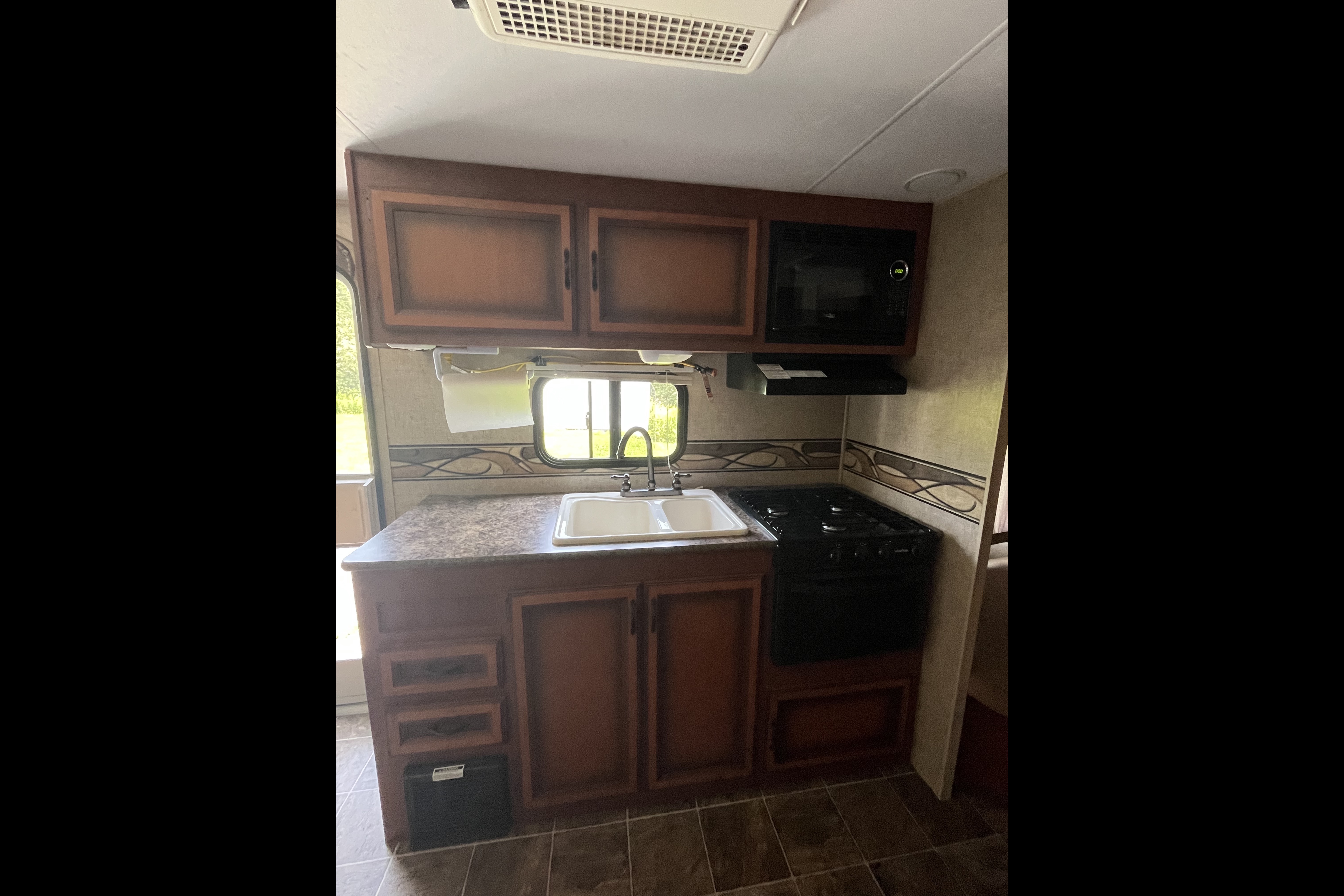 🇨🇦 Dan & Monique’s 24’ KZ Sportsmen Travel Trailer. Family Friendly!  Easy booking!