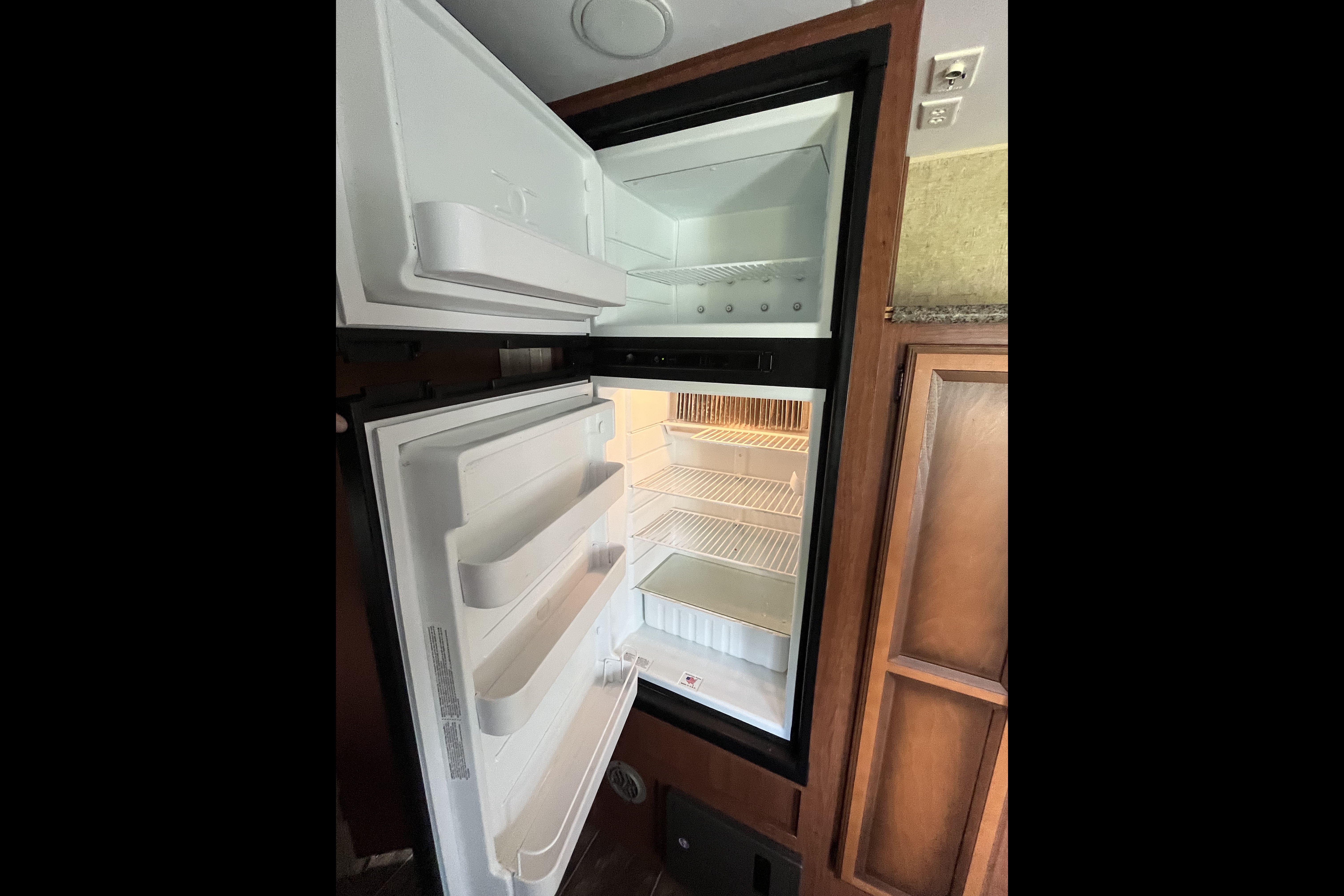 🇨🇦 Dan & Monique’s 24’ KZ Sportsmen Travel Trailer. Family Friendly!  Easy booking!