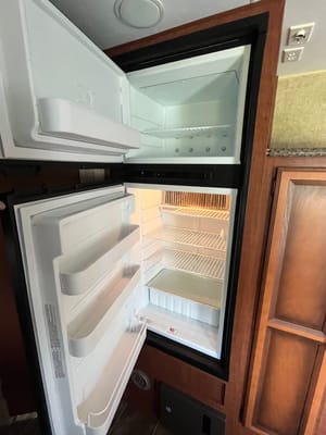 🇨🇦 Dan & Monique’s 24’ KZ Sportsmen Travel Trailer. Family Friendly! Easy booking!
