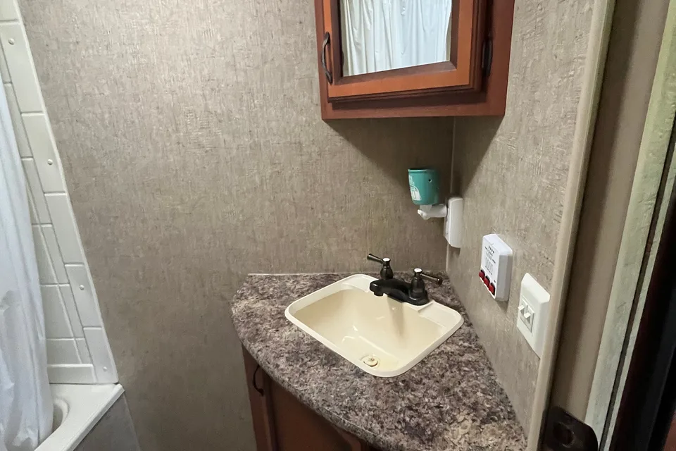 🇨🇦 Dan & Monique’s 24’ KZ Sportsmen Travel Trailer. Family Friendly!  Easy booking!