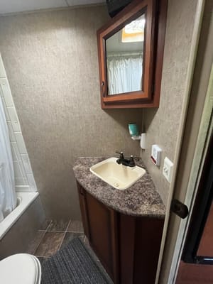 🇨🇦 Dan & Monique’s 24’ KZ Sportsmen Travel Trailer. Family Friendly! Easy booking!