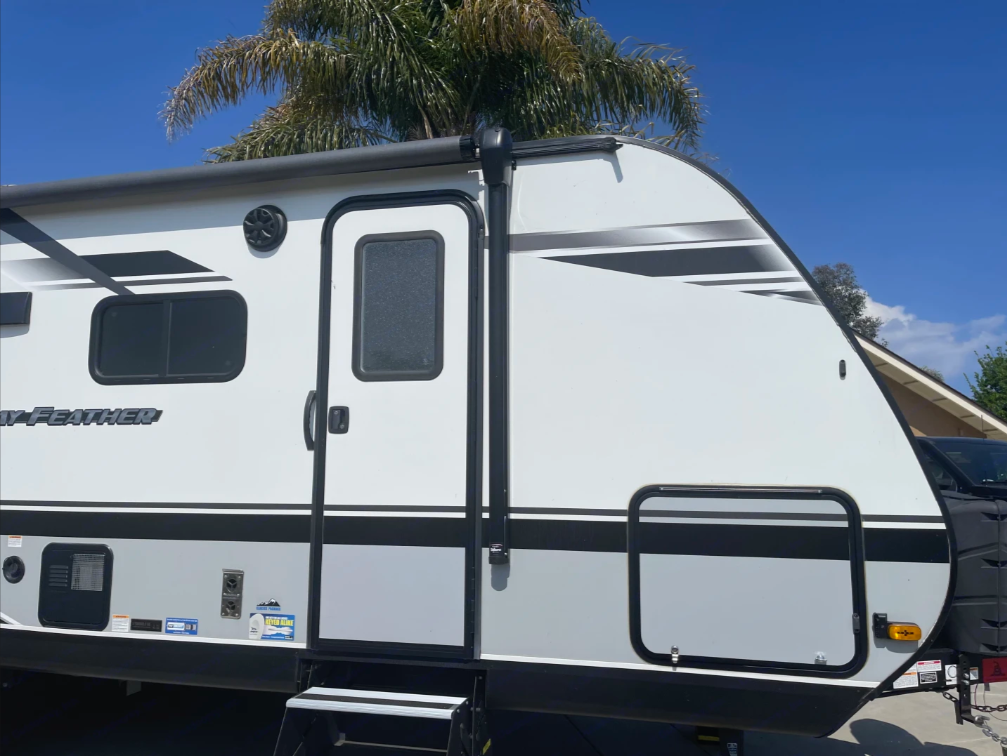 "Wheely" The Camper - Jayco Feather 24BH Clean & Spacious