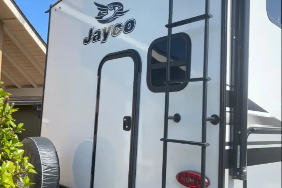 "Wheely" The Camper - Jayco Feather 24BH Clean & Spacious