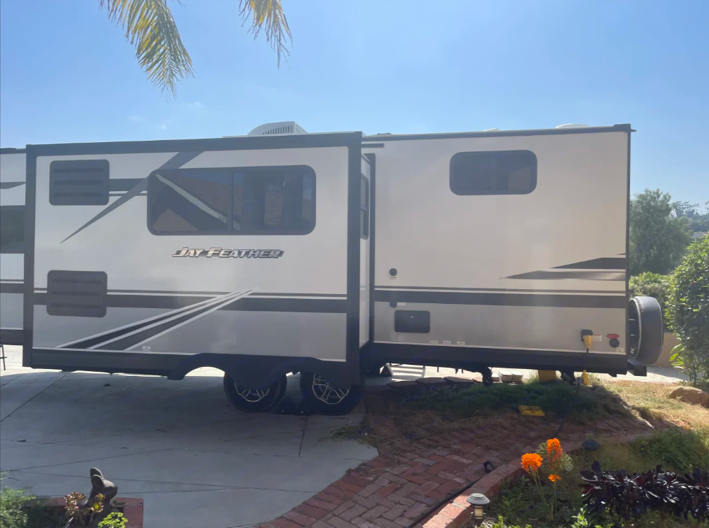 "Wheely" The Camper - Jayco Feather 24BH Clean & Spacious