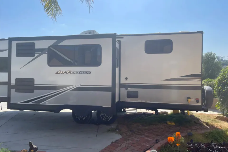 "Wheely" The Camper - Jayco Feather 24BH Clean & Spacious